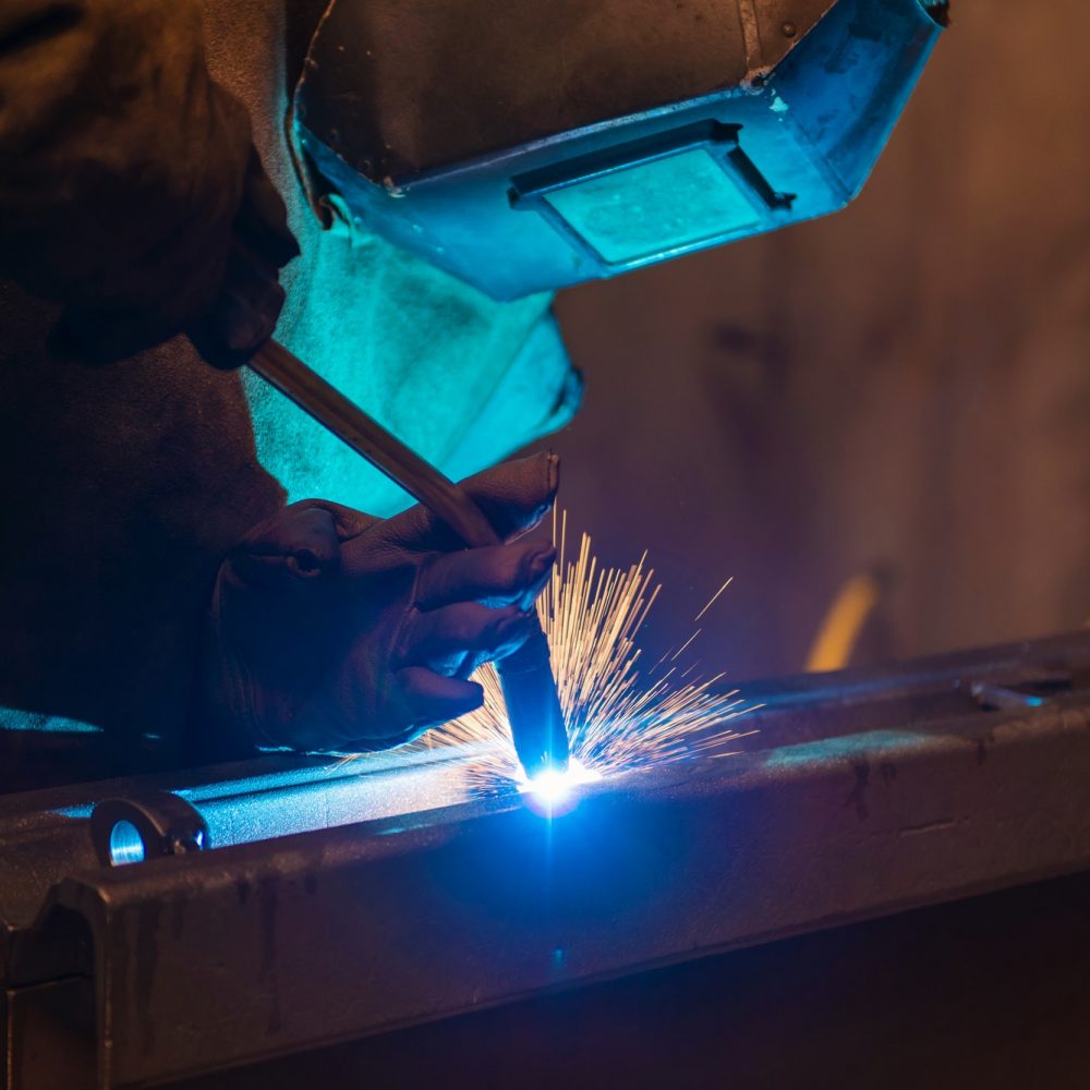 Metallbau in Herford stellt ein Bauteil aus verschweißtem Metall her Metallbau in Herford stellt ein Bauteil aus verschweißtem Metall her